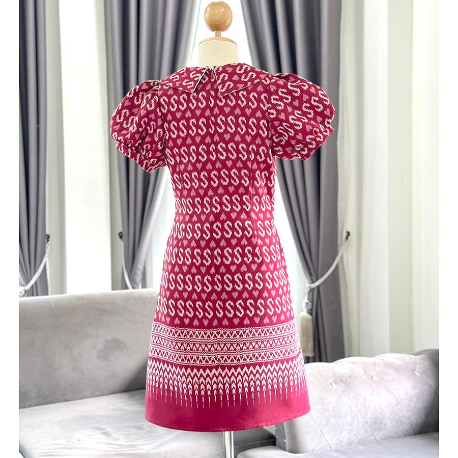 kudapy เดรสสั้นสีแดง ผ้าทอลายขออัดกาวทั้งชุด แขนตุ๊กตา คอบัว แต่งหัวใจ น่ารักๆ มีซิปซ่อนหลัง