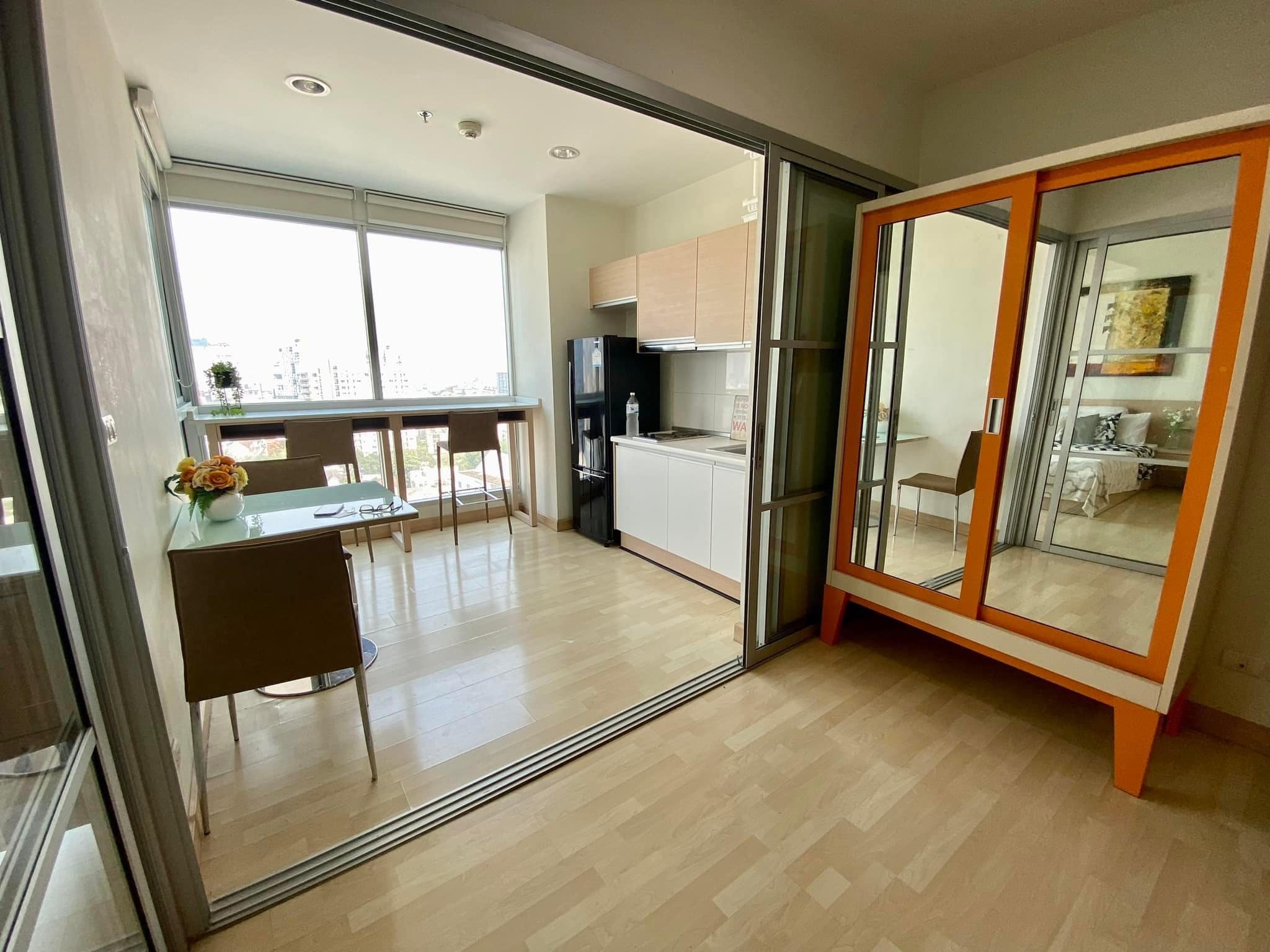 ปล่อยเช่าคอนโด Rhythm Ratchada (ริธึ่ม รัชดา) - ห้องใหญ่ติดรถไฟฟ้าพร้อมอยู่ - การเดินทาง: ใกล้รถไฟฟ้า MRT รัชดาภิเษก ประมาณ 100 เมตร