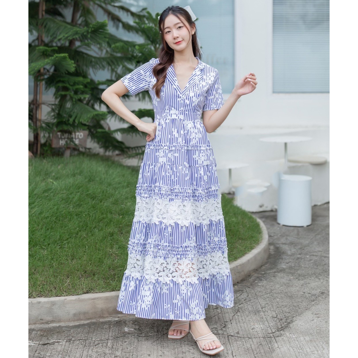 kudapy เดรสยาวสีฟ้าลายทาง แต่งระบายปัดลูกไม้สีขาว แต่งดีเทลจับจีบด้วยผ้า ผ้าหนานุ่มทิ้งตัว