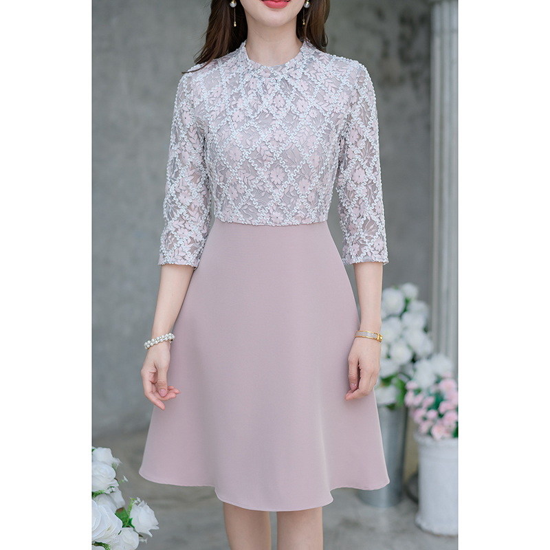 kudapy เดรสสั้นสีขาว/สีโทนชมพูกะปิอ่อน ลูกไม้เกรดพรีเมียมตัดต่อกระโปรงพื้น สวยหรู ผ้าลูกไม้มีเทคเจอร์เป็นเส้น