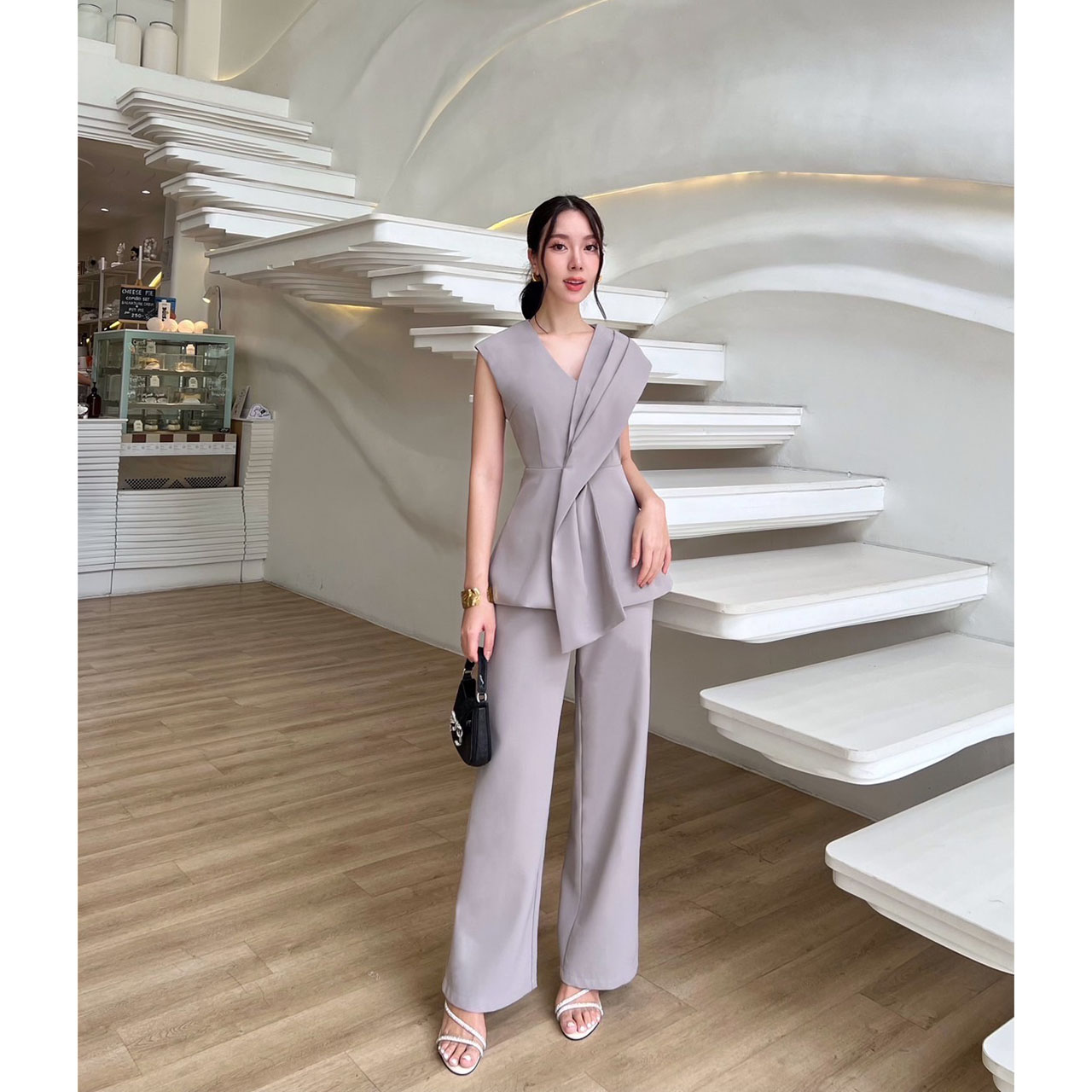 kudapy ชุดเซ็ทเสื้อแขนกุด+กางเกงขายาว ตัวเสื้อออกแบบเย็บจับจีบยาวด้านหน้า ซิปด้านหลัง มีซับในอย่างดี