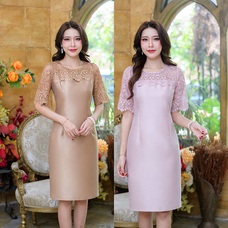kudapy เดรสสั้นสีน้ำตาลทอ/สีชมพูอ่อน ผ้าไหมญี่ปุ่นช่วงอกและแขนต่อด้วยผ้าลูกไม้ใยบวบลายเชิงทุกจุด ทั้งช่วงแขนและด้านหน้าด้านหลัง
