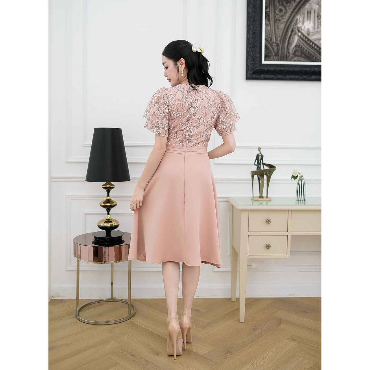 kudapy เดรสสั้นผ้าลูกไม้ ดีไซน์ด้านบนตัวเสื้อน่ารักมากเป็นทรงแขนระบาย ช่วงเอวตีเกร็ดแบบสวยยอดนิยมใส่แล้วดูมีเอว