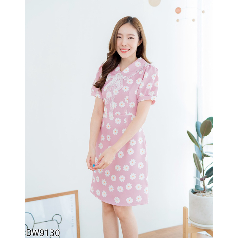 kudapy เดรสสั้นคอบัวลายดอกแขนสั้นสีเขียว/สีกรม คอปกแต่งระบายลูกไม้ลายดอกไม้สีขาว