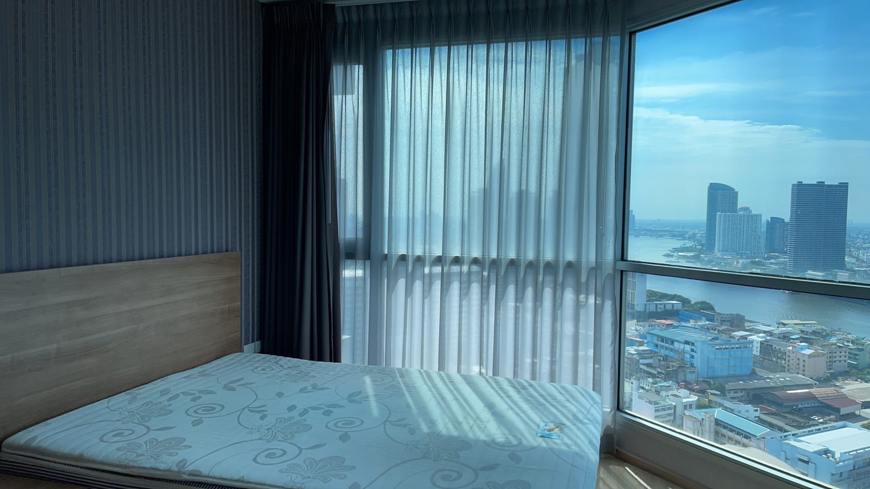 ปล่อยเช่า Rhythm Sathorn (ริธึ่ม สาทร) - โซนพื้นที่ BTS สะพานตากสิน 1ห้องนอน 1ห้องน้ำ - ขนาดห้อง 38.2 ตรม. ชั้น 30 - ให้เช่า 20,000 ต่อเดือน