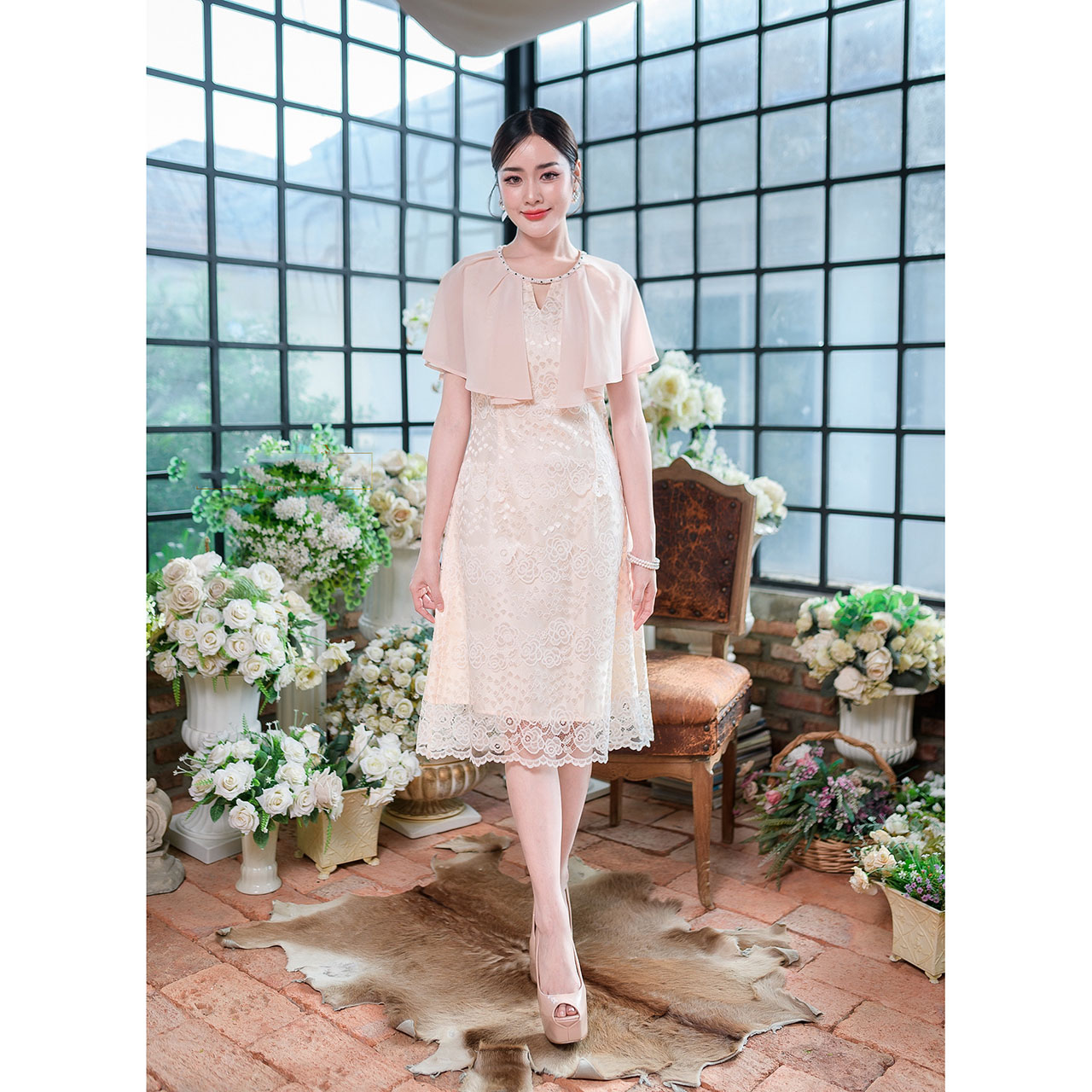 kudapy เดรสสั้นสีครีม/สีดำ ลูกไม้เนื้อนิ่มลายกุหลาบ เดรสทรงบานเล็กน้อยตีเกร็ดหน้าหลังเข้าทรง ช่วงไหล่แต่คลุมระบายด้วยผ้าชีฟอง พรางต้นแขนได้