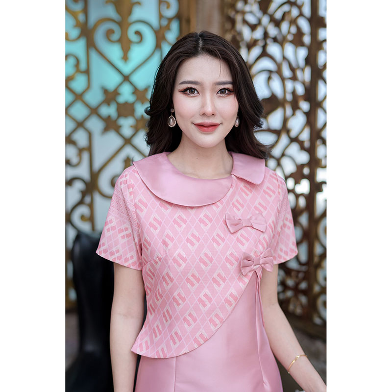 kudapy เดรสสั้นสีชมพู/สีฟ้า ผ้าไหมพิมพ์ลายไทยช่วงตัวเสื้อ ใช้ผ้า 2 ชนิดนะคะ ดีไซน์สวยหวานน่ารัก เป็นคอบัวสไตล์เสื้อคลุมด้านนอกเป็นงานเดรสชิ้นเดียว