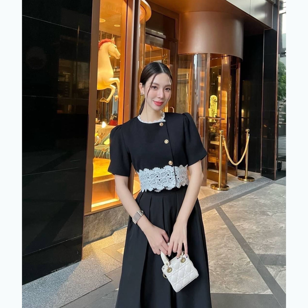 kudapy ชุดเซ็ทเสื้อครอปสีดำแต่งชายลูกไม้สีขาว แต่งกระดุมจริงสีทอง แขนสั้นทรงตุ๊กตา+กระโปรงยาวสีดำ