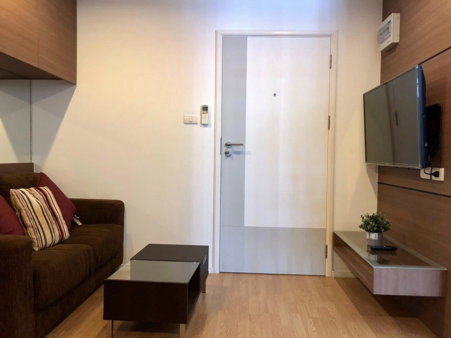 ปล่อยเช่า Lumpini Place Srinakarin-Huamak : ลุมพินี เพลส ศรีนครินทร์-หัวหมาก - โซนพื้นที่ MRT ARL หัวหมาก 1ห้องนอน 1ห้องน้ำ 1ห้องนั่งเล่น - ขนาดห้อง 26 ตรม. ชั้น 12 ตึก B - ให้เช่า 11,000 ต่อเดือน