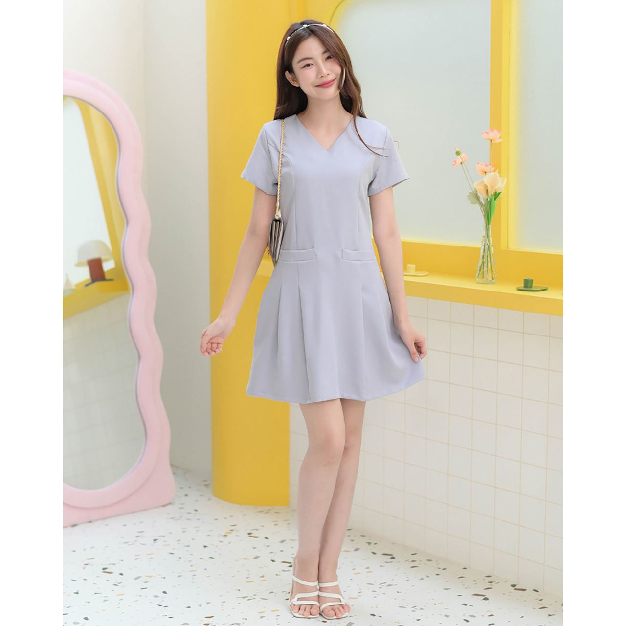 kudapy เดรสแขนสั้นคอวี ดีไซน์กระเป๋าหน้าจับจีบทวิสเพิ่มกิมมิคความน่ารัก แต่ยังคงเน้นความใส่สบาย เนื้อผ้าหนานุ่มมีน้ำหนัก