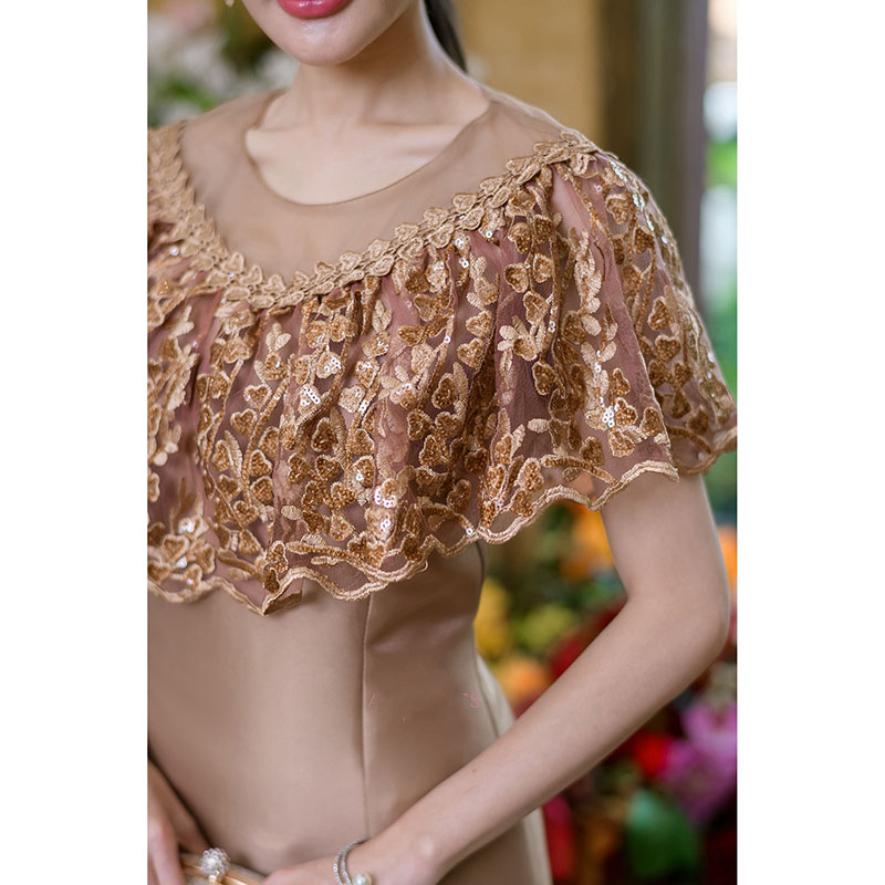 kudapy เดรสสั้นสีชมพู/สีน้ำตาลทอง ผ้าไหมคลุมไหล่เป็นผ้าปักหัวใจปักด้วยเลื่อมโทนสีเดียวกับชุดทำให้ดูวิ้งสวยเบาๆ