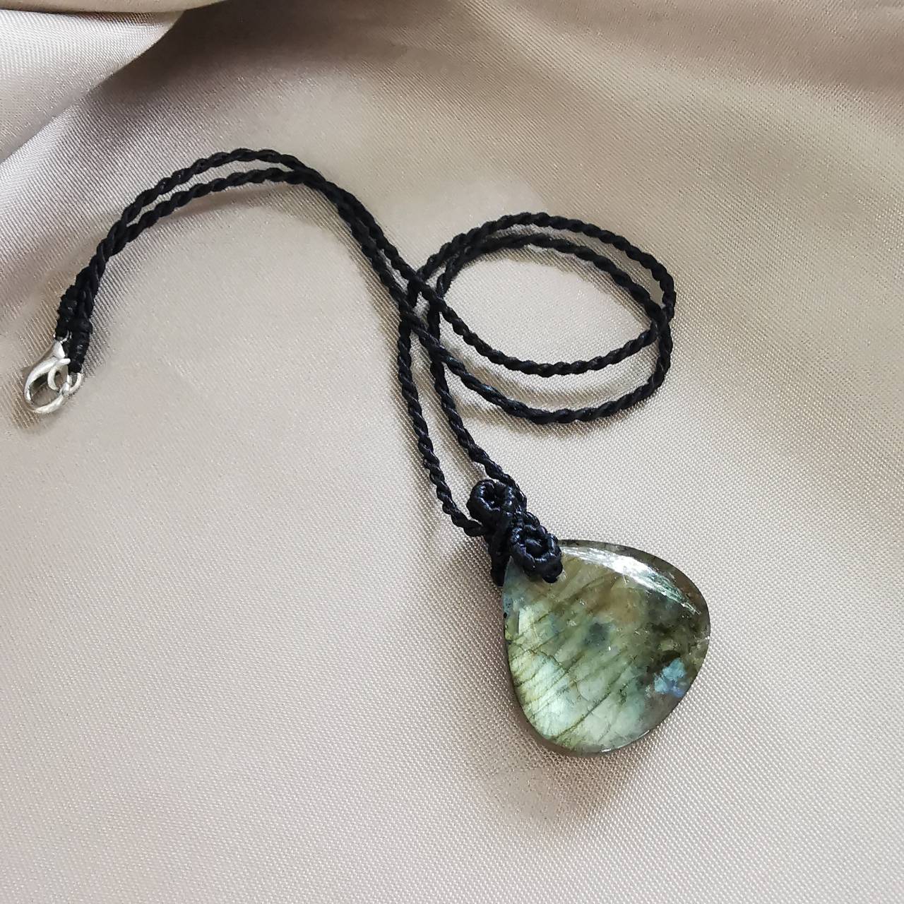 สร้อยคอเชือกจี้หินลาบราโดไลท์ Labradorite