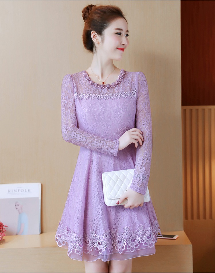 kudapy เดรสสั้นแขนยาวสีแดงมังคุค/สีม่วงอ่อน เดรสลูกไม้นิ่มแขนยาว ทรงเข้ารูป ซีทรูคอ หลังและแขน ตรงคอเย็บแต่งมุกเป็นรูปดอกไม้ ตัดแต่งชายด้วยผ้าแก้ว
