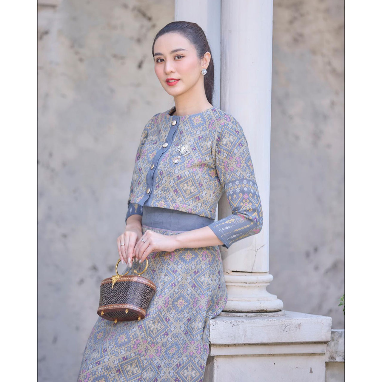 kudapy ชุดเซ็ทเสื้อ+กระโปรงสีเทาเงิน ออกงาน ชุดไทยประยุกต์ ผ้าไหม ผ้าอัดกาวทั้งชุด ลายไทยสวยดูดดี