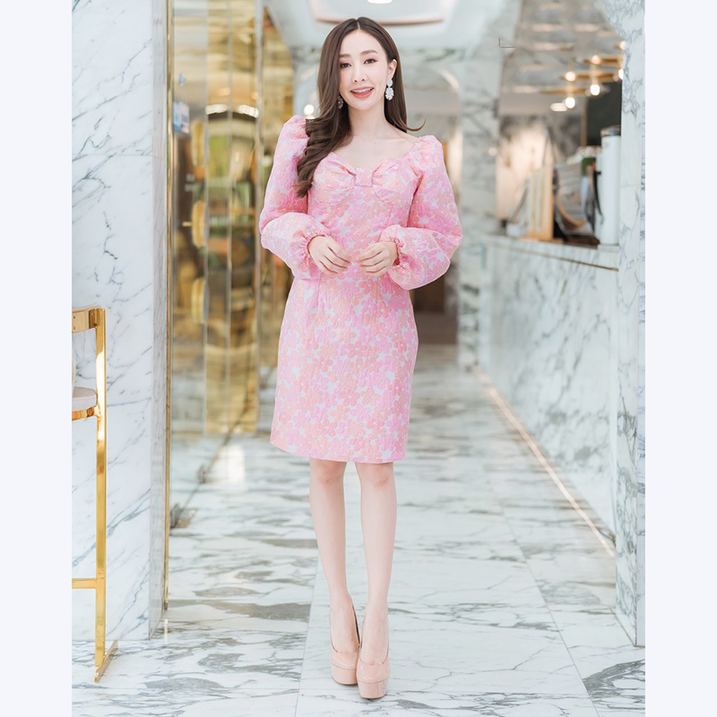 kudapy เดรสสั้นสีชมพู,ฟ้า แขนยาวดอกนูนสวยดูดีใส่แล้วคุณหนูมากๆ