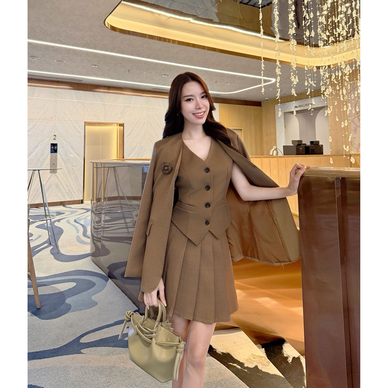 kudapy เซ็ท 4 ชิ้น เสื้อสูท+เสื้อ vestด้านใน +กระโปรง(กางเกงเป็นซับใน)+เข็มกลัดดอกไม้ ใช้ผ้าเดียวกันทั้งเซ็ท ตัวเสื้อสูทมีซับในอย่างดี