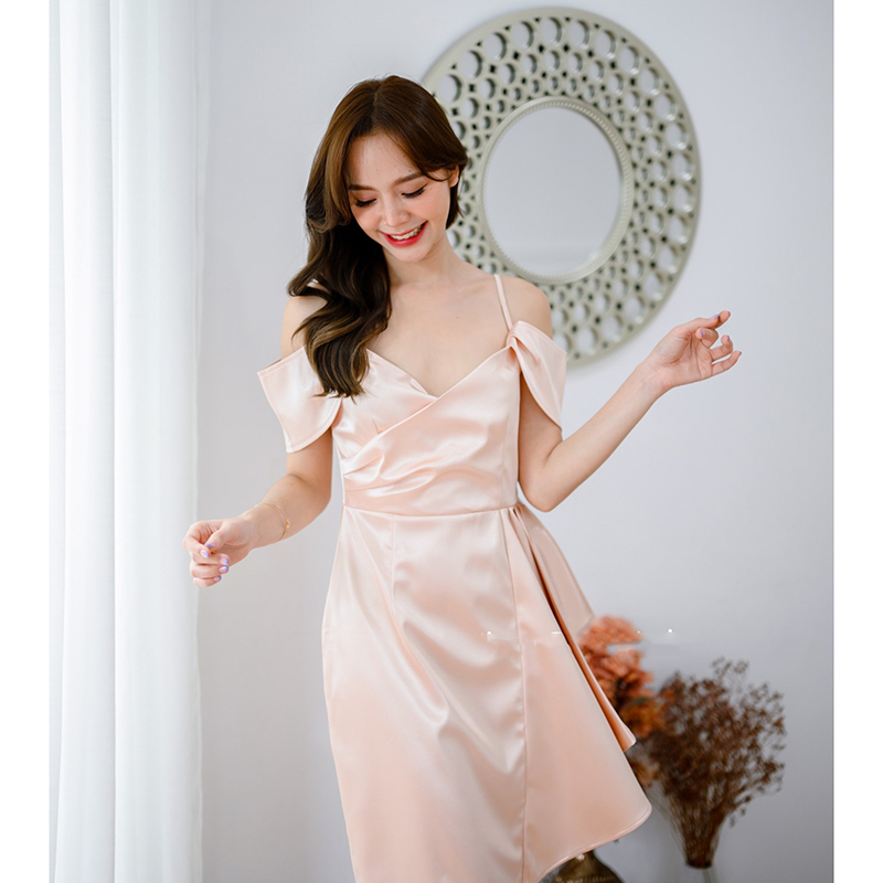 kudapy เดรสสั้นสีชมพูกลีบบัว/สีกรม/สีทองอมชมพู ช่วงอกเป็นอกป้าย จับจีบเดรป เซ็กซี่เล็กๆ แขนเป็นสายเดี่ยวมีผ้าปิดต้นแขน ช่วยพรางต้นแขนได้