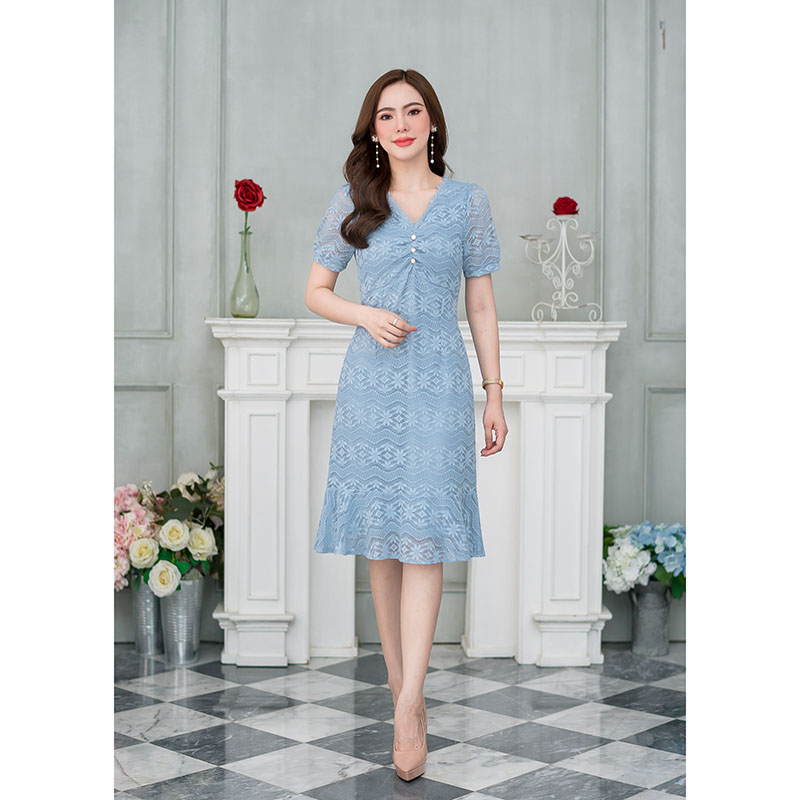 kudapy เดรสสั้นสีฟ้า/สีชมพู ลูกไม้ ลูกไม้เนื้อนิ่ม ทิ้งตัวสวยใส่สบาย มีดีเทล เย็บจั้มแต่งกระดุมช่วงอก แต่งลูกไม้รอบคอ ช่วงชายกระโปรงเป็นระบายนิดๆ