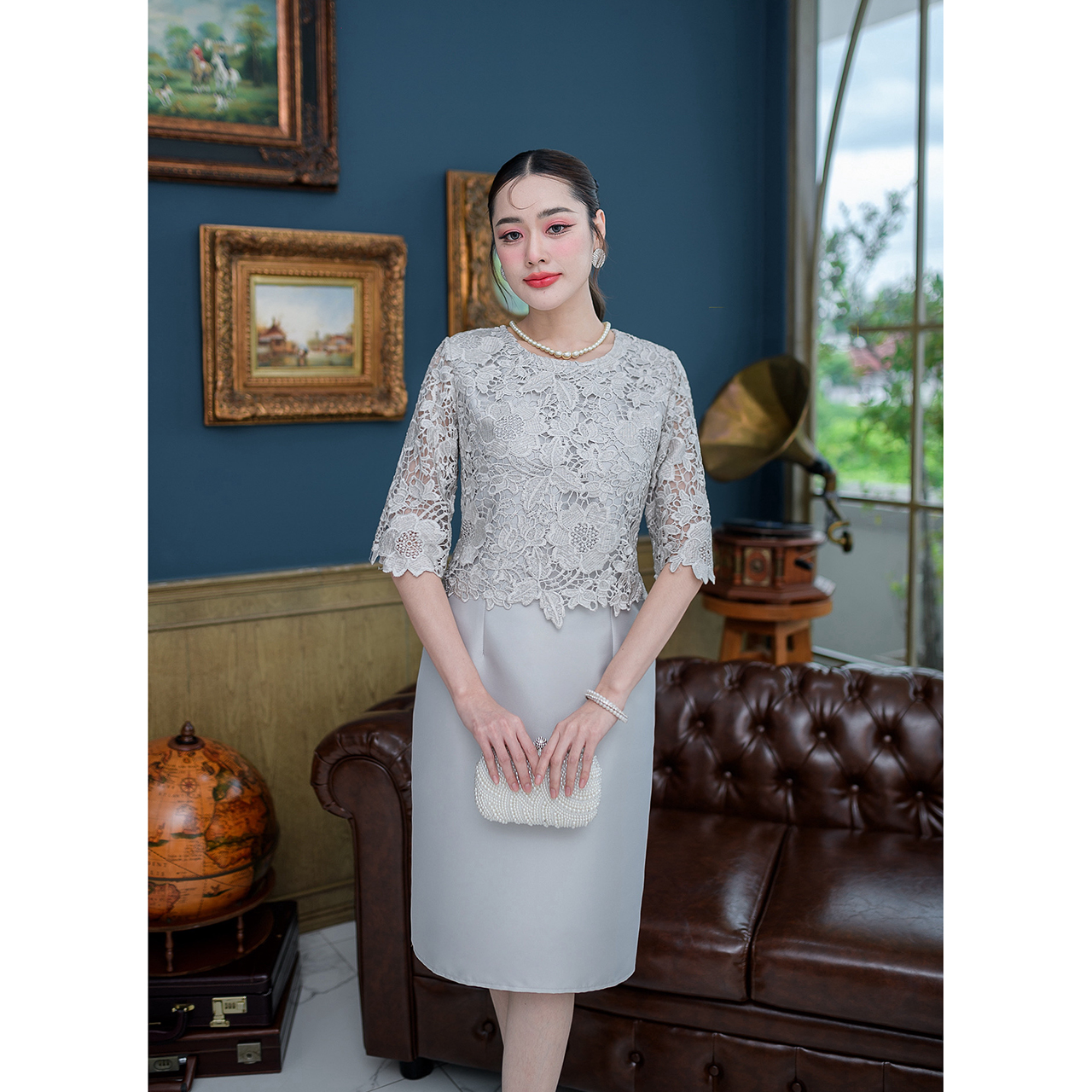 kudapy เดรสสั้นสีเงินเทา ออกควันบุหรี่ เดรสผ้าไหมคลุมลุกไม้แขนศอก ลูกไม้เงาปักเลื่อม