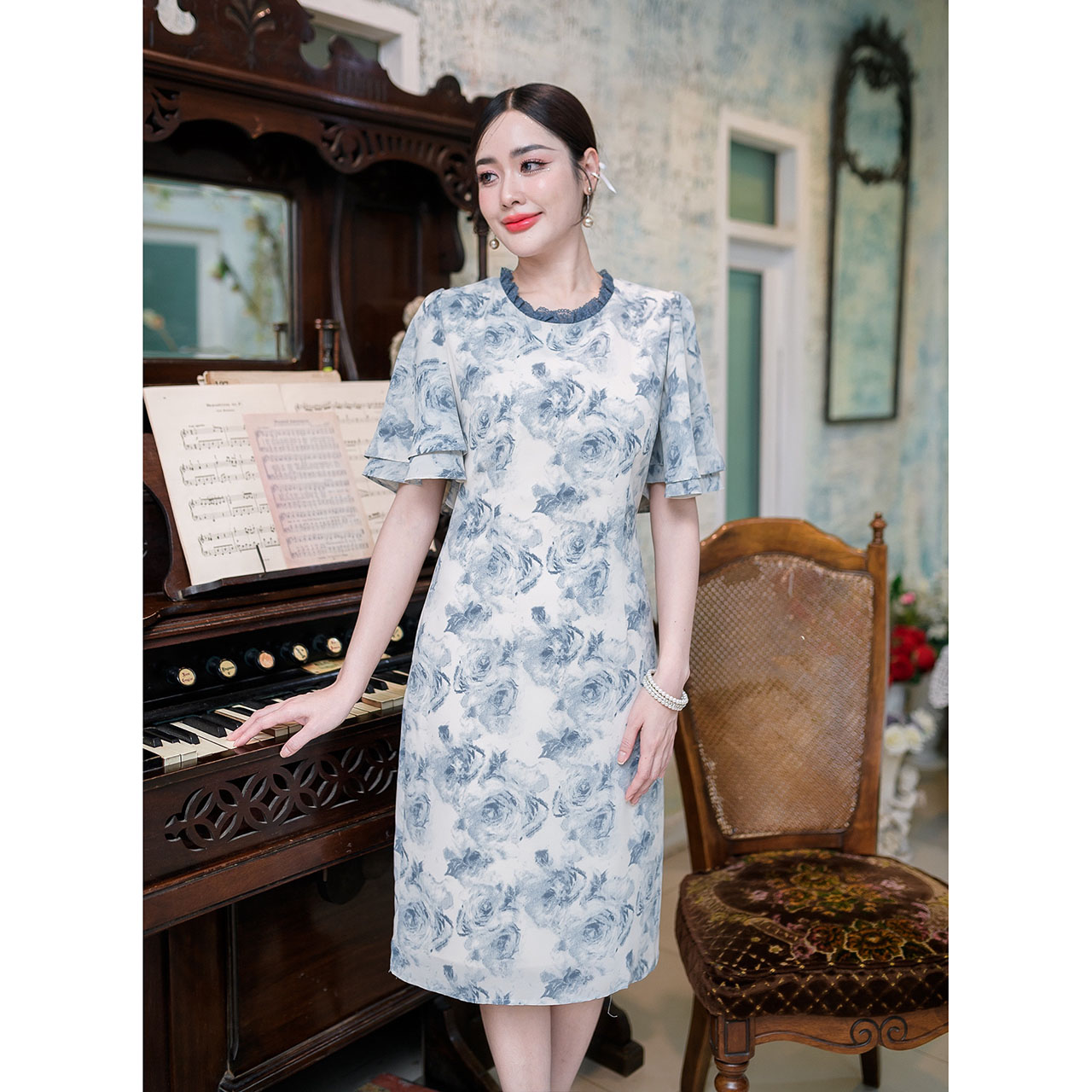 kudapy เดรสสั้นสีฟ้า/สีครีม/สีฟ้าคราม ผ้าพิมพ์ลาย เนื้อผ้าเย็นลื่นสบาย งานดีไซน์แขนระบายสองชั้น พิมพ์ลายกุหลาบไล่สีสวย