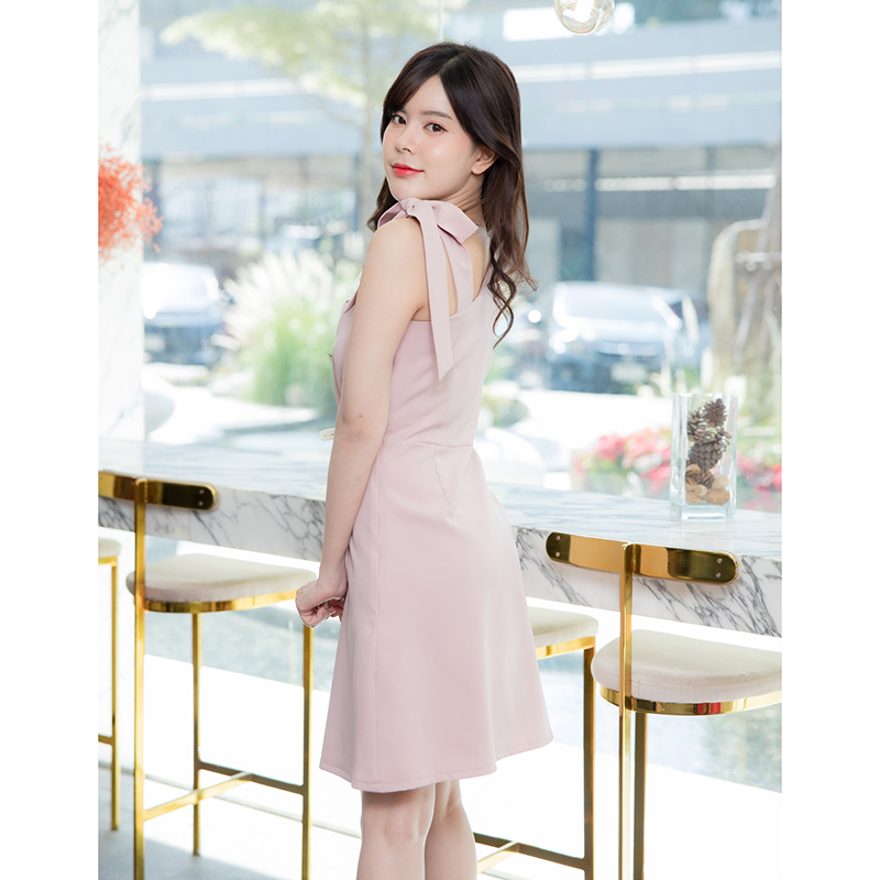 kudapy เดรสสั้นสีชมพู เป็นแบบคอปาดเฉียงไหล่เดียว แต่ใส่ง่ายมากเพราะทำสายอีกข้างเป็นโบว์ผูกไหล่