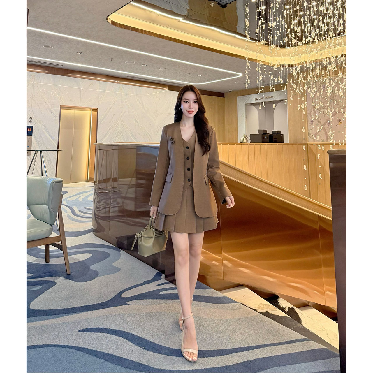 kudapy เซ็ท 4 ชิ้น เสื้อสูท+เสื้อ vestด้านใน +กระโปรง(กางเกงเป็นซับใน)+เข็มกลัดดอกไม้ ใช้ผ้าเดียวกันทั้งเซ็ท ตัวเสื้อสูทมีซับในอย่างดี