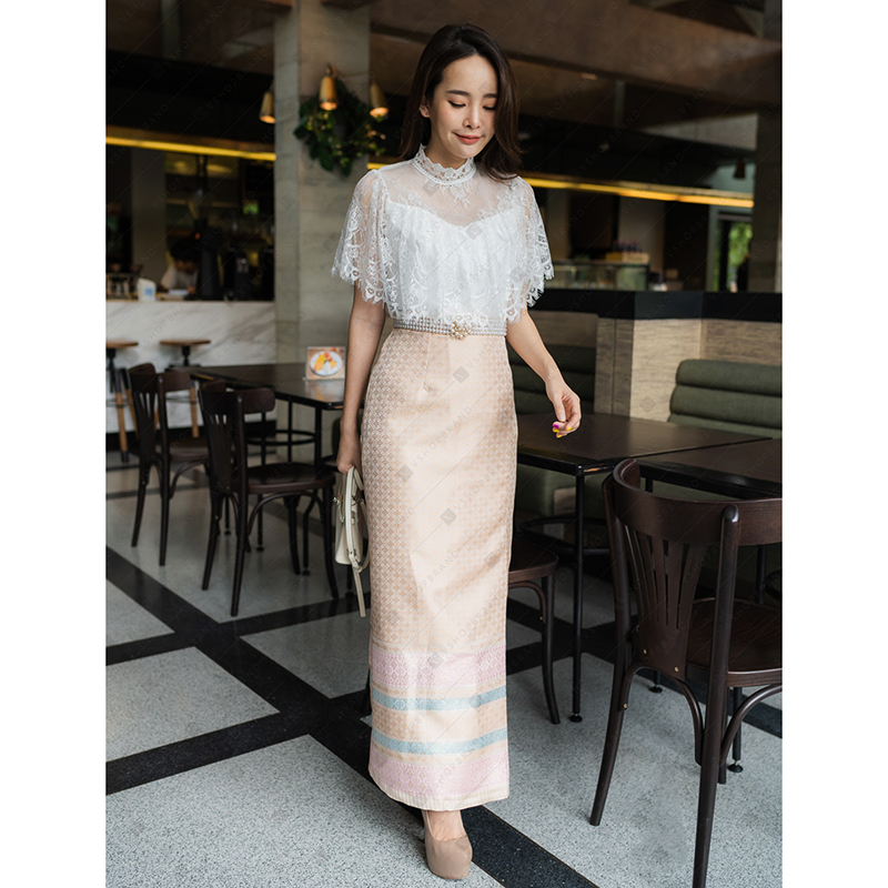 kudapy เซท 2ชิ้น เสื้อลูกไม้สีขาว+ผ้าถุงโทนสีทอง เสื้อลูกไม้แขนแขนกุด แต่งระบายรอบอก