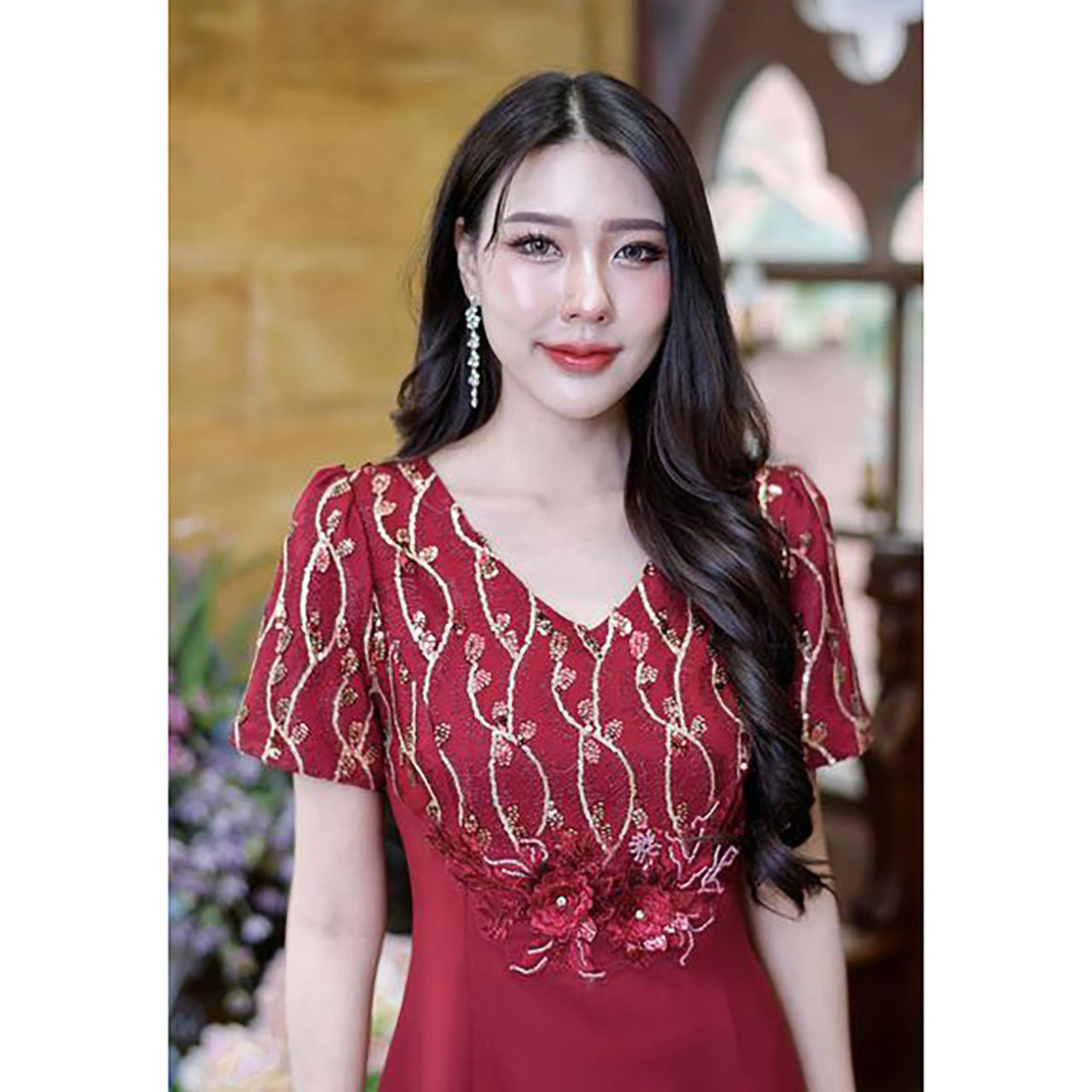 kudapy เดรสสั้นสีแดง/สีชมพู ดีไซน์ผ้าพื้นเนื้อดีกระโปรงทรงบานสวิงสวยใส่แล้วดูเอวเล็ก ด้นบนเป็นผ้าลูกไม้เลื่อมแต่งด้วยดอกไม้