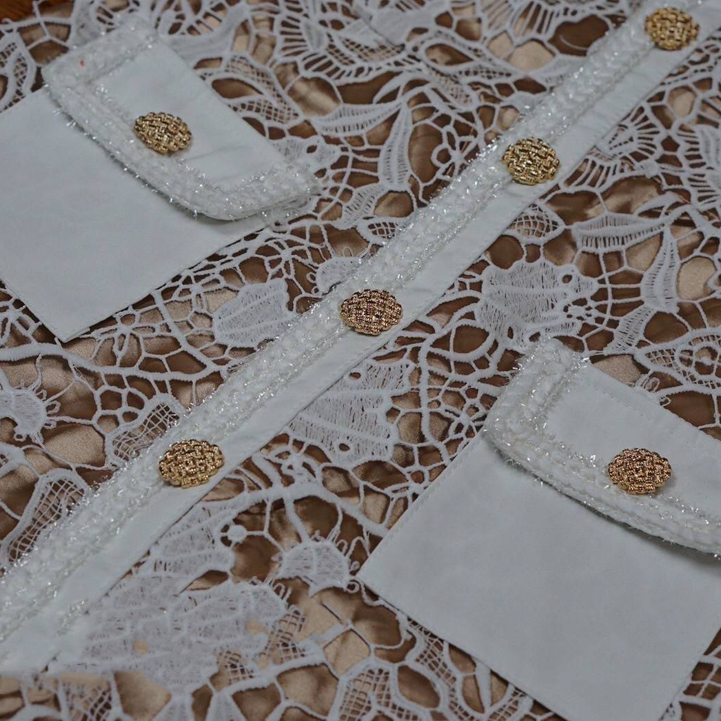 kudapy เดรสยาวกลางน่อง ผ้าลูกไม้ยาวทรงสอบ คอวีแต่งกระดุมทองด้านหน้า มีซิปหลัง กระเป๋าจริงทั้ง 2 ข้าง