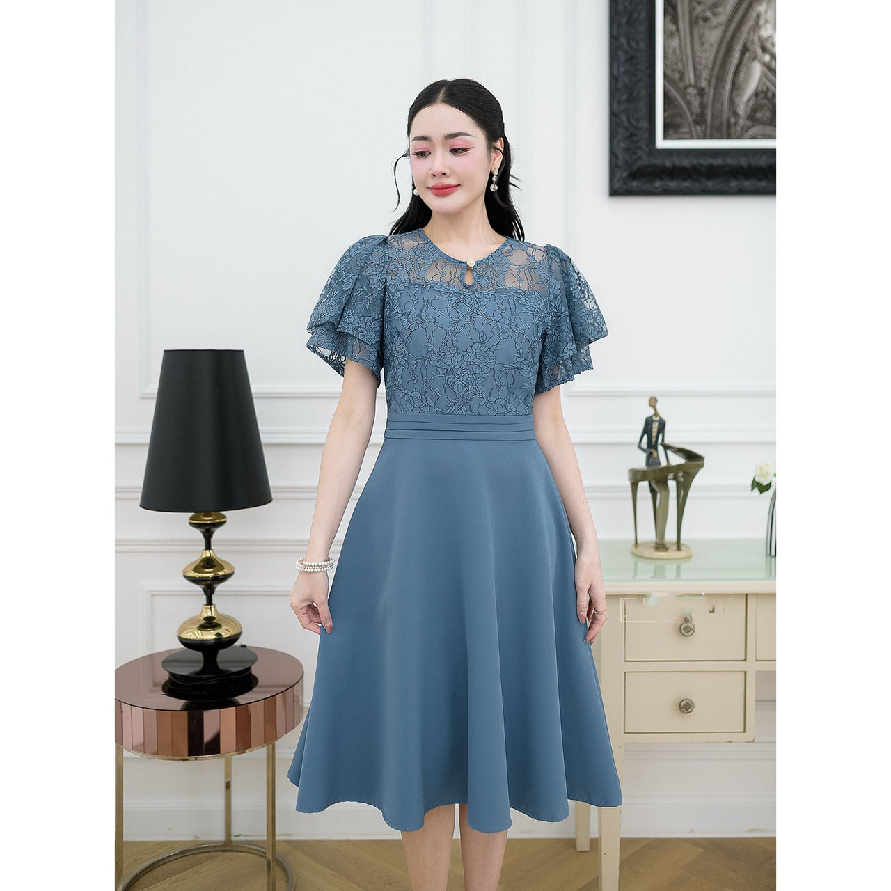 kudapy เดรสสั้นผ้าลูกไม้ ดีไซน์ด้านบนตัวเสื้อน่ารักมากเป็นทรงแขนระบาย ช่วงเอวตีเกร็ดแบบสวยยอดนิยมใส่แล้วดูมีเอว