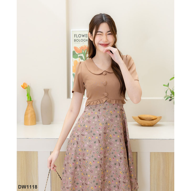 kudapy เดรสสั้นสีน้ำตาล/สีชมพู/สีแดง เสื้อสีพื้นแต่งชายเสื้อระบายกระดุม 3 ชิ้น