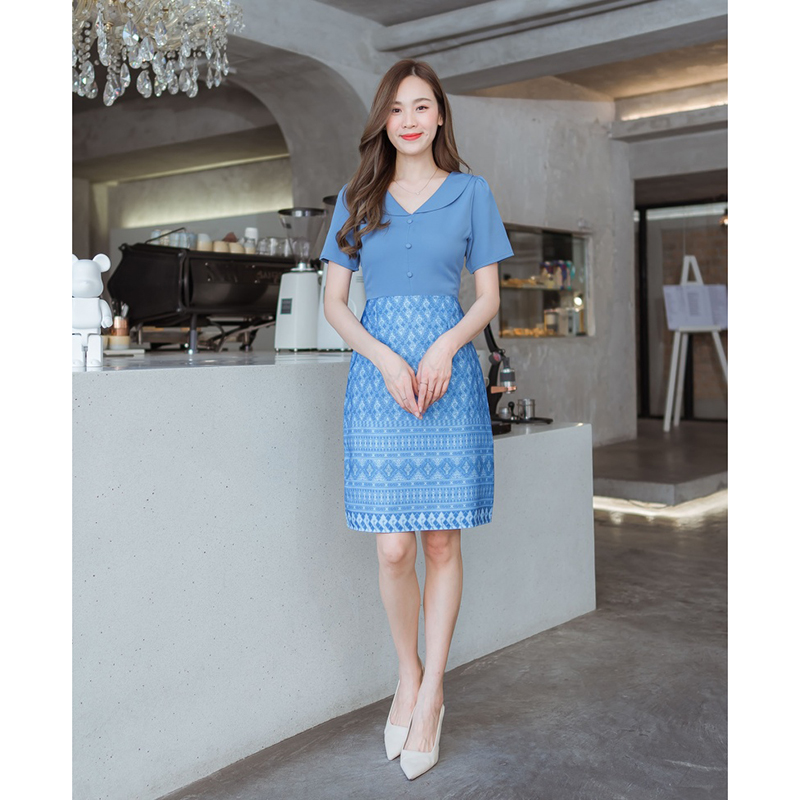 kudapy เดรสสั้นสีแดง/สีฟ้า/สีส้ม/สีชมพู คอบัวกระโปรงลายไทย สวยใส่ออกงานดูดี