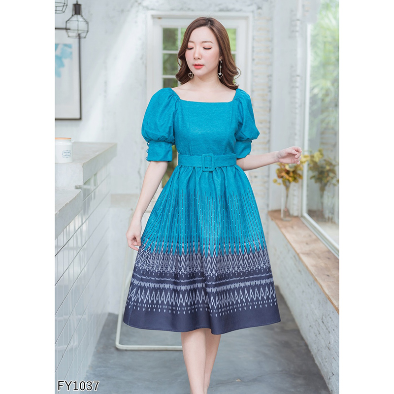 kudapy เดรสสั้นผ้าไทยคอเหลี่ยมสีชมพู/สีฟ้า แขนตุ๊กตายกพอง มีเข็มขัดรัดเอว ผ้าพิมพ์ลายไทยสวยตามแบบ