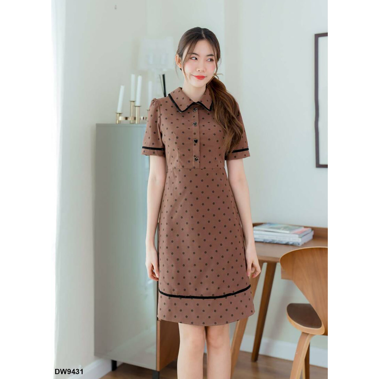 kudapy เดรสสั้นสีเทา/สีแดง/สีน้ำตาล ทรงบานผ้าลูกฟูกตัดขอบดำ