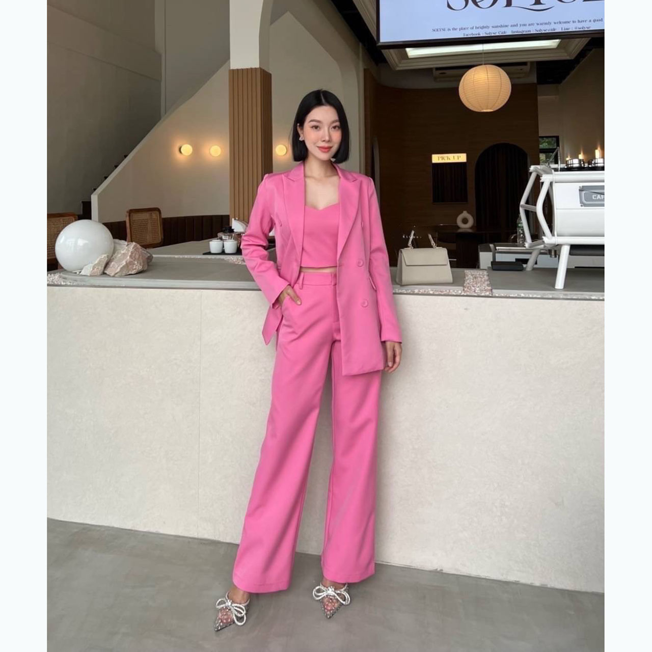 kudapy เซทเสื้อสูท+กางเกง+ครอปสั้นมีฟองน้ำในตัว ตัวเสื้อให้ยาวคลุมสะโพก ทำให้ดูผอม ทรงโอเวอร์ไซส์ กางเกงทรงกระบอกใหญ่ ซิปตะขอหน้า