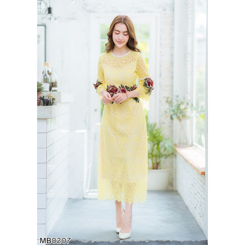 kudapy เดรสยาวสีเหลือง ลูกไม้หยักคาดกุหลาบ งานเรียบร้อย ดีเทลคาดกุหลาบตรงเอว ใส่ได้ทุกโอกาส