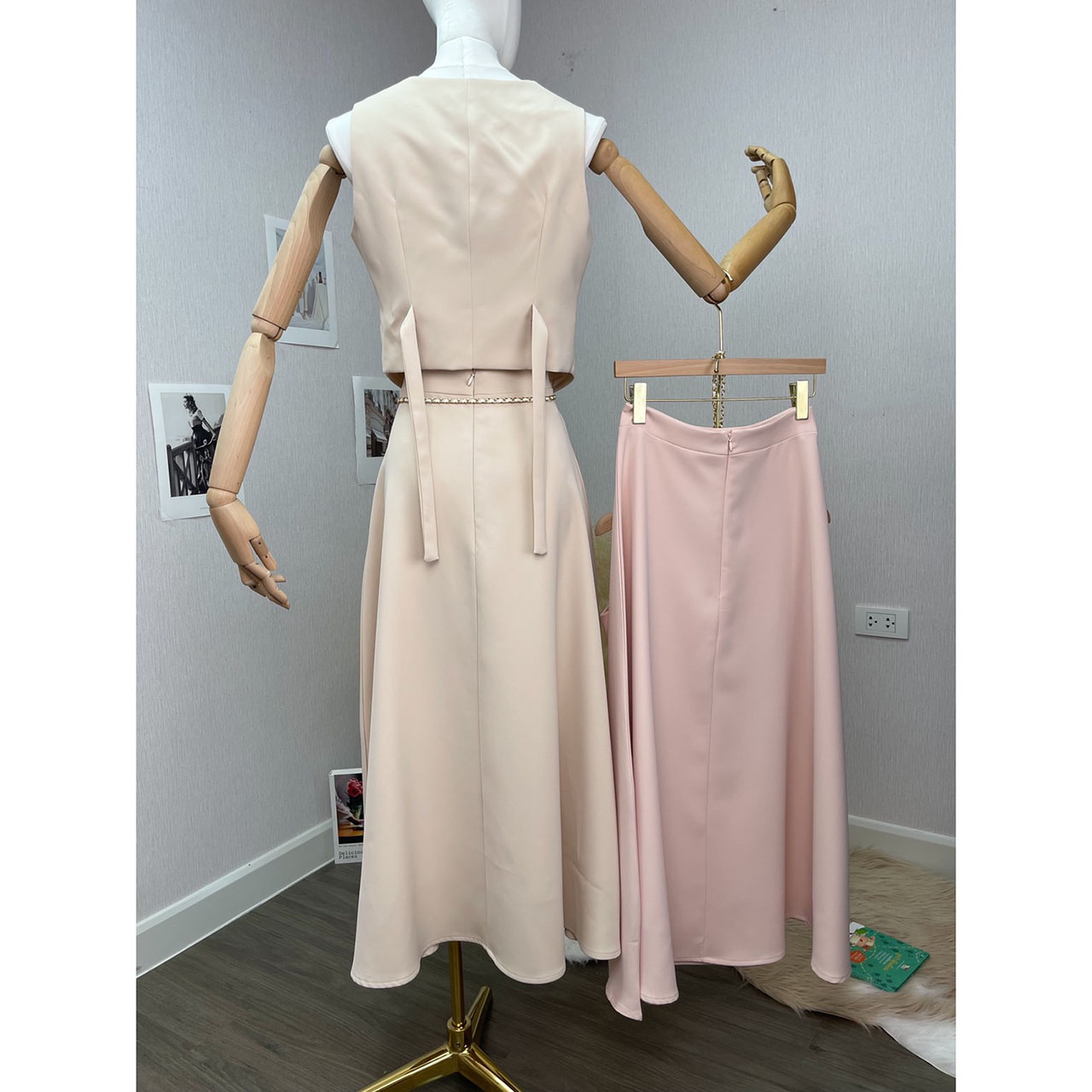 kudapy เซ็ท 3 ชิ้น เสื้อ Vest+กระโปรงยาว+เข็มขัด เสื้อกับกระโปรงเราใช้ผ้าเดียวกัน มีเชือกผูกด้านหลังเพื่อปรับ