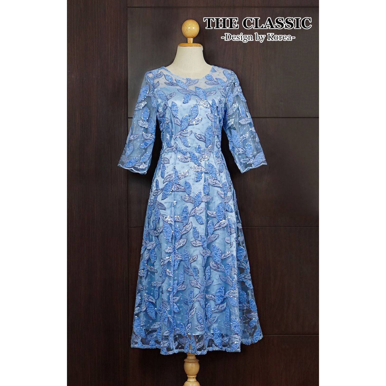 kudapy เดรสยาวออกงานปักเลื่อม ใช้ผ้าเนื้อดีปักลวดลายใบไม้ ปักเพิ่มเติมขอบด้วยเลื่อมเน้นลายชัด