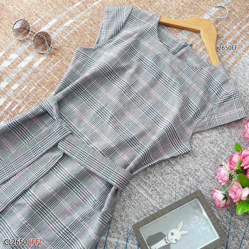 kudapy เดรสยาวสีเทา ทรงแขนล้ำ ผ่าด้านข้าง 1 ข้างงานซิปซ่อนด้านหลัง มีโบว์แยก 1 เส้นงานผ้าคอตตอลทอ