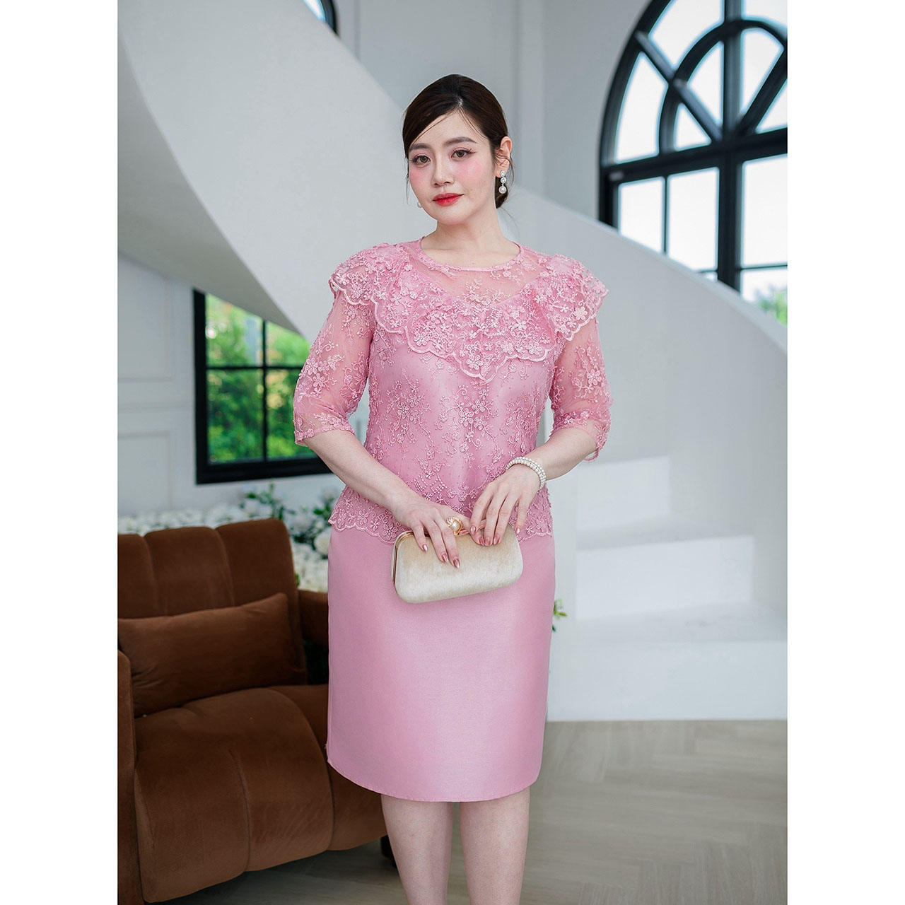 kudapy เดรสผ้าไหมลูกไม้แต่งเลื่อม งานดีไซน์แต่งระบายช่วงอกรอบตัว แขนศอก ความยาวกำลังดี งานปักลายลูกไม้ลายชัด