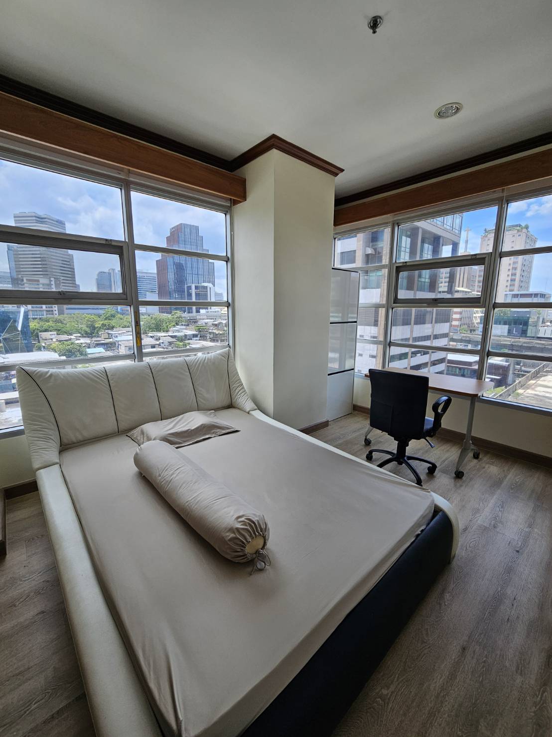 ปล่อยเช่าคอนโด Baan Klang Krung Siam-Pathumwan (บ้านกลางกรุง สยาม-ปทุมวัน) - 3ห้องนอน 3ห้องน้ำ 1ห้องนั่งเล่น - ใกล้ BTS ราชเทวี - ขนาดห้อง 140 ตรม. ชั้น 9