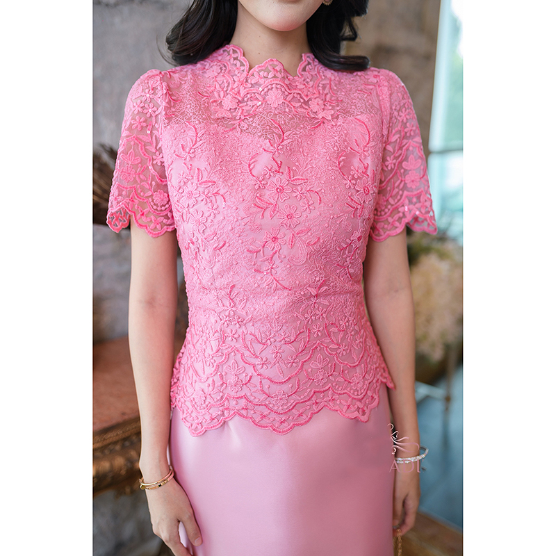 kudapy เดรสสั้นสีชมพู/สีดำ ผ้าไหมรุ่นสวย ด้านบนเป็นเสื้อลุกไม้เลื่อมดีไซน์ช่วงคอสวยมากๆค่ะ เป็นคอปีนใช้ปลายผ้าลูกไม้สวยๆแต่งรอบคอ