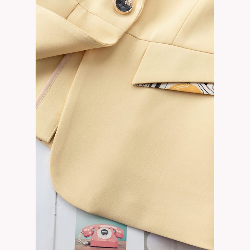 kudapy ชุดสูททำงานผู้หญิงสีดำ/สีเหลือง/สีฟ้า แขนห้าส่วนพร้อมกางเกง จุดเด่นของชุดนี้คือการออกแบบให้กระชับเข้ารูปเป็นแขนห้าส่วนปลายแขนแต่งด้วยลาย