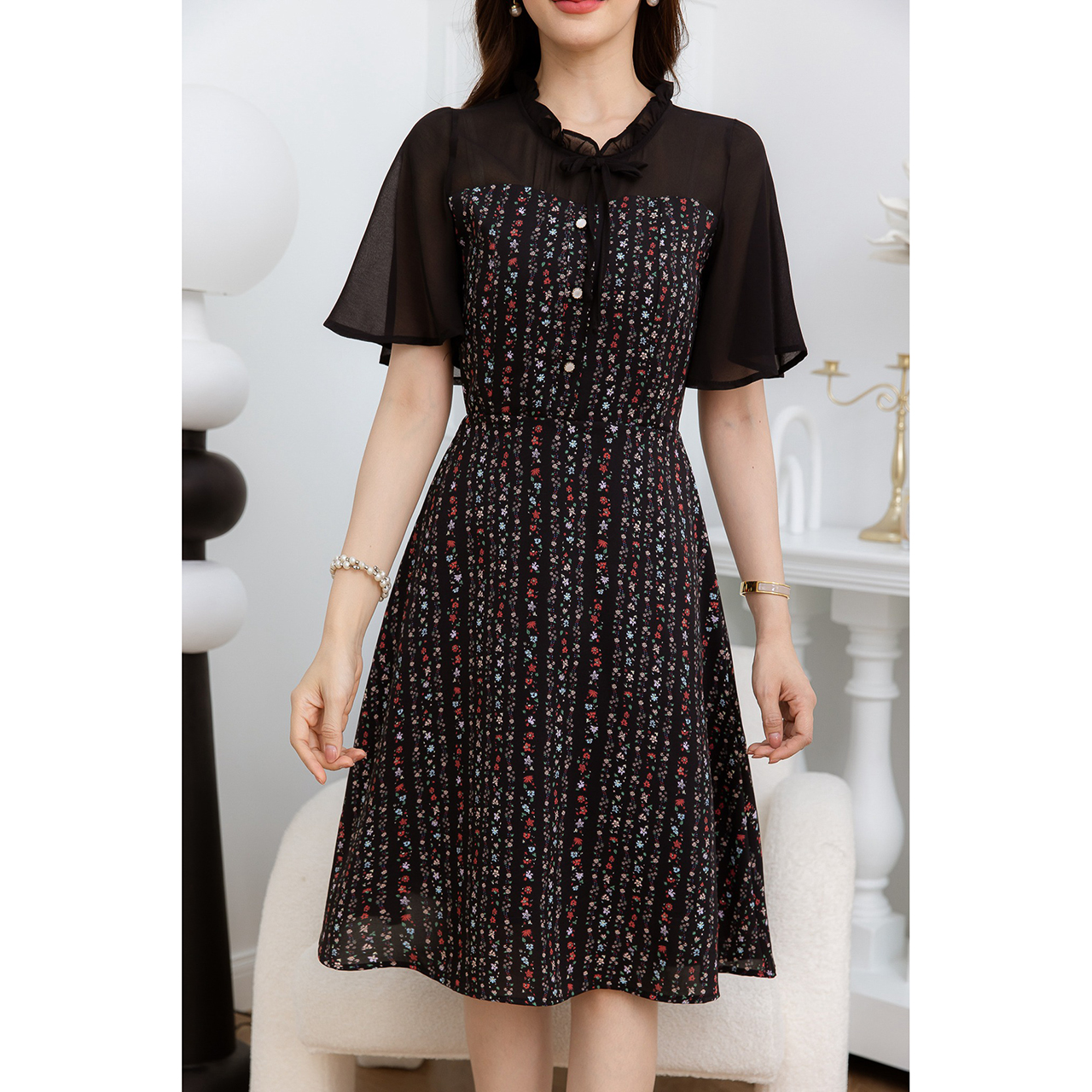 kudapy เดรสสั้นสีดำ/สีครีม แขนระบายชีฟอง ช่วงตัวผ้าลายเป็นผ้าไหมอิตาลี่ ดีเทลจับจีบรอบคอแต่งโบว์ ผ้าลายดอกเป็นลาย