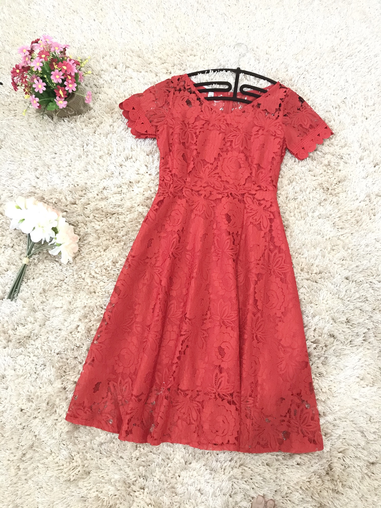 ชุดเดรสยาวคลุมเข่าสีแดง ,สีชมพู ผ้าลูกไม้เนื้อดี แขนสั้น คอวี ทรงระบายใส่ไปงานสวยมากค่ะ