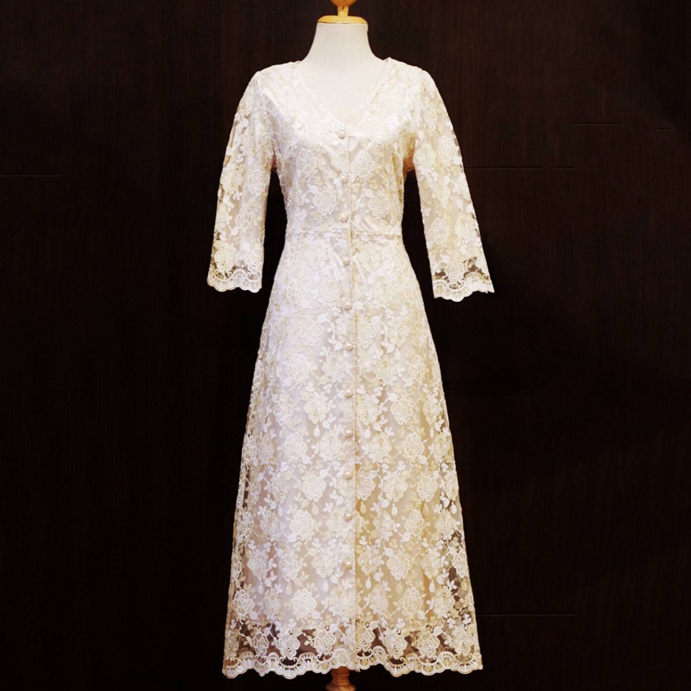 kudapy เดรสไปงานปักผ้าไหมดิ้นทองปักลวดลายดอกไม้สีขาวคอวี แขนสามส่วน เนื้อแน่นลายชัดสีสวย ด้านหน้าใช้กระดุมทองมุก