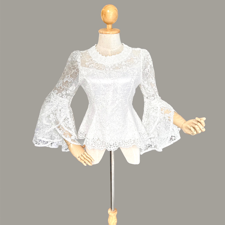 kudapy เสื้อลูกไม้ใยบวบปักเลื่อมสีขาว เกรดพรีเมี่ยม แขนยาวแต่งระบาย มีซับในสองชั้นและผ้าใยสังเคราะห์เสริมช่วงบนอกและแขน มีฟองน้ำที่อก ซิปหลัง