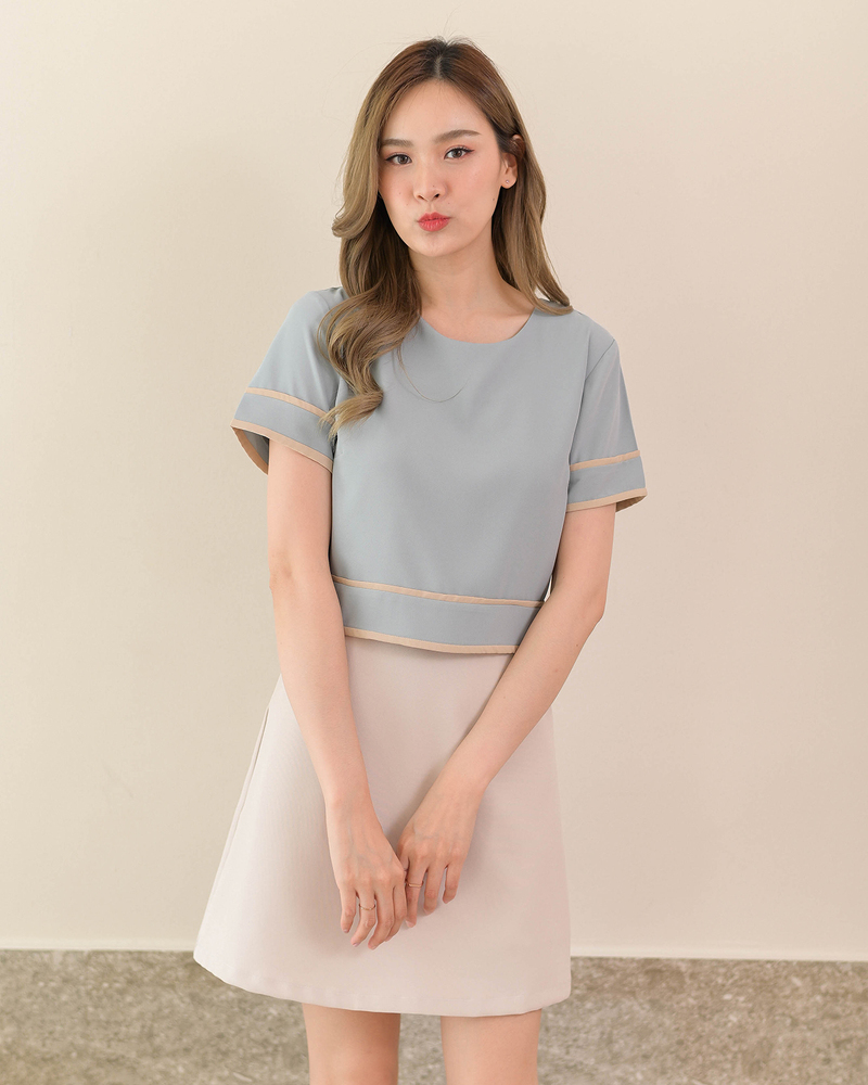 kudapy เสื้อคอกลมแขนสั้น ทรงสวยเข้ารูปเอวนิดๆ กุ๊นขอบสองชั้นที่แขนและเอว มีซิปหลัง (เฉพาะเสื้อ)