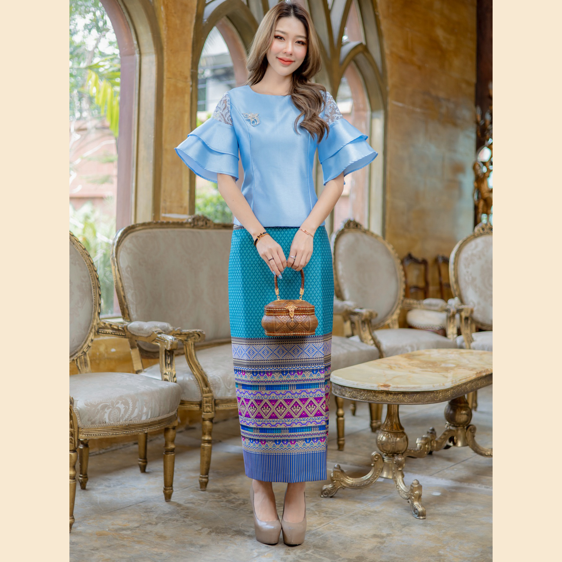 kudapy เซต 2 ชิ้น เสื้อผ้าไหมญี่ปุ่นเนื้อทรายคอกลม แขนแต่งระบายสีฟ้า+ผ้าถุงทอลายดอกพิกุลอย่างดีสีฟ้าน้ำเงิน งานมีซับใน ซิบหลัง