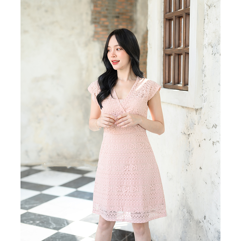 kudapy เดรสสั้นสีชมพู/สีขาว ลูกไม้ดีไซน์เก๋ ช่วงคอเป็นคอวี ต่อด้วยกระโปรงทรงเอ ใช้เทคนิคการวางลายผ้าสลับกันช่วงเสื้อและกระโปรงทำให้ดูมีมิติ